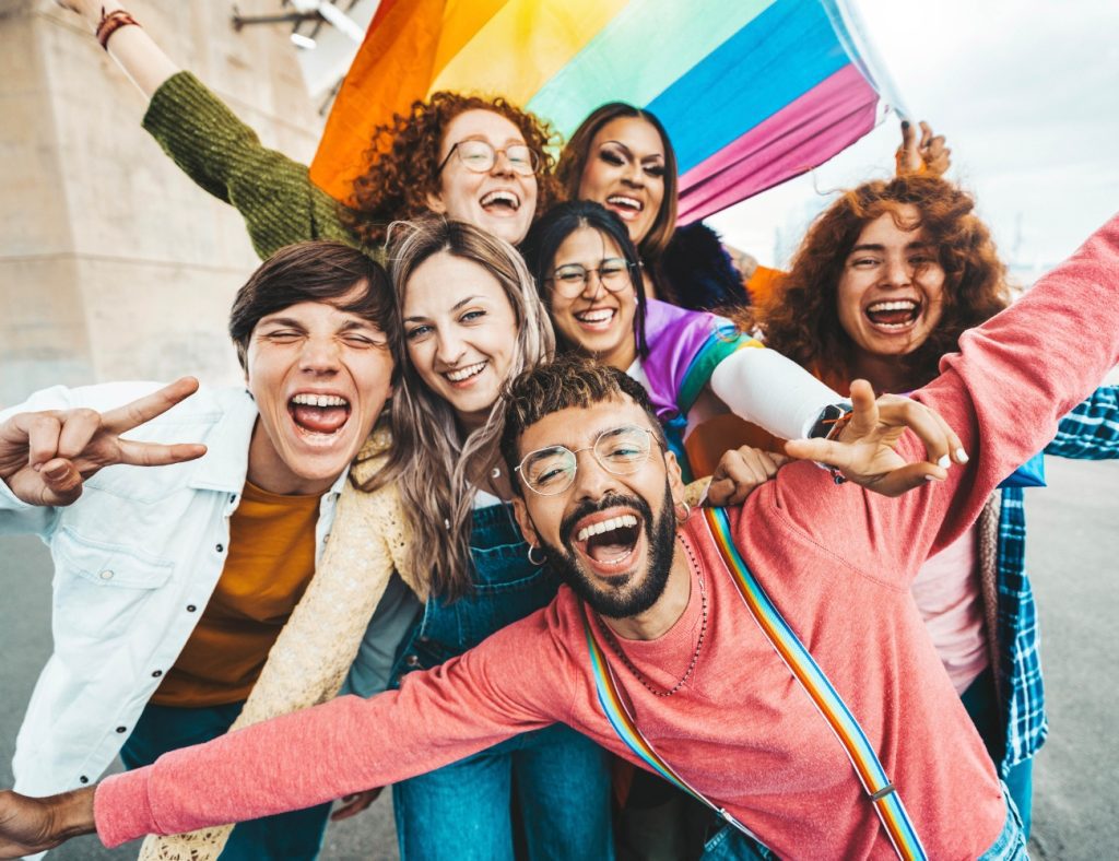 Personas orgullosas con la bandera lgtbi